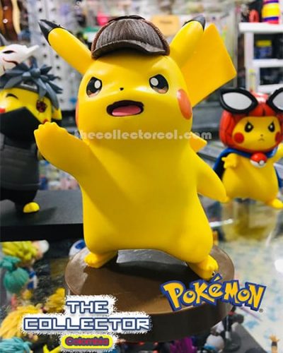 figura de colección de detective pikachu